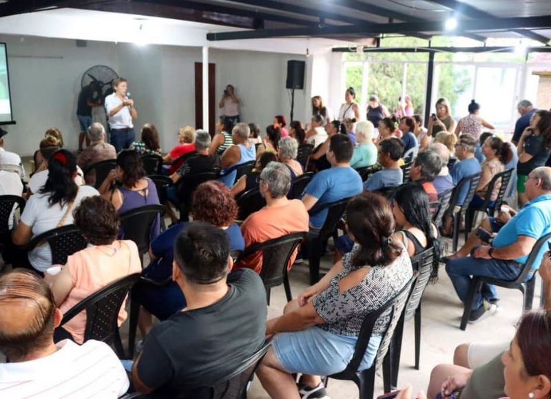 El intendente Jaime Méndez estuvo reunido con vecinos de Mariló y Parque La Luz.