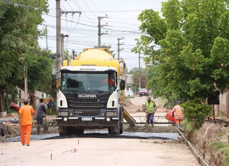 Se trata de una obra de hormigón con cordón, que se esta realizando con fondos municipales.