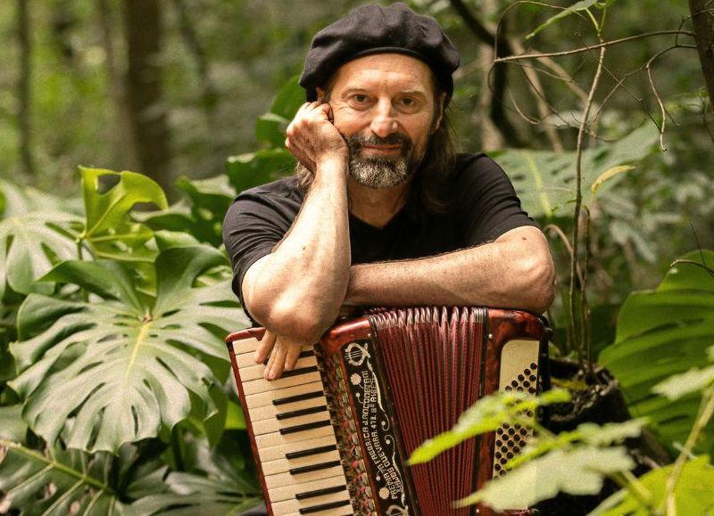 El legendario acordeonista y emblemático artista de la música litoraleña brindará un concierto magistral.