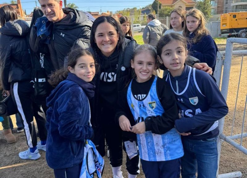 Lola Alfonsín comparte un momento especial con una de Las Leonas y dos pequeñas hinchas, capturando la emoción y la inspiración tras la goleada 16-0 ante Paraguay en la Copa Panamericana 2025.

