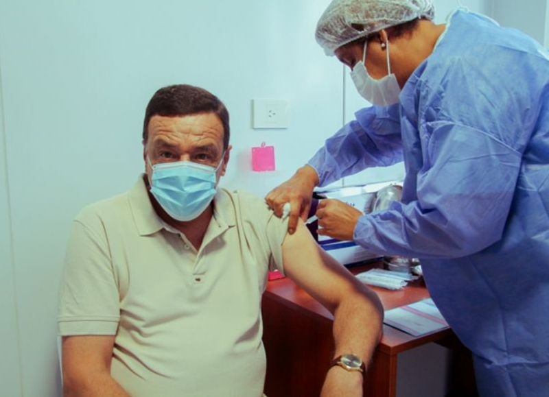 El intendente de Zárate, Osvaldo Cáffaro, vacunándose.