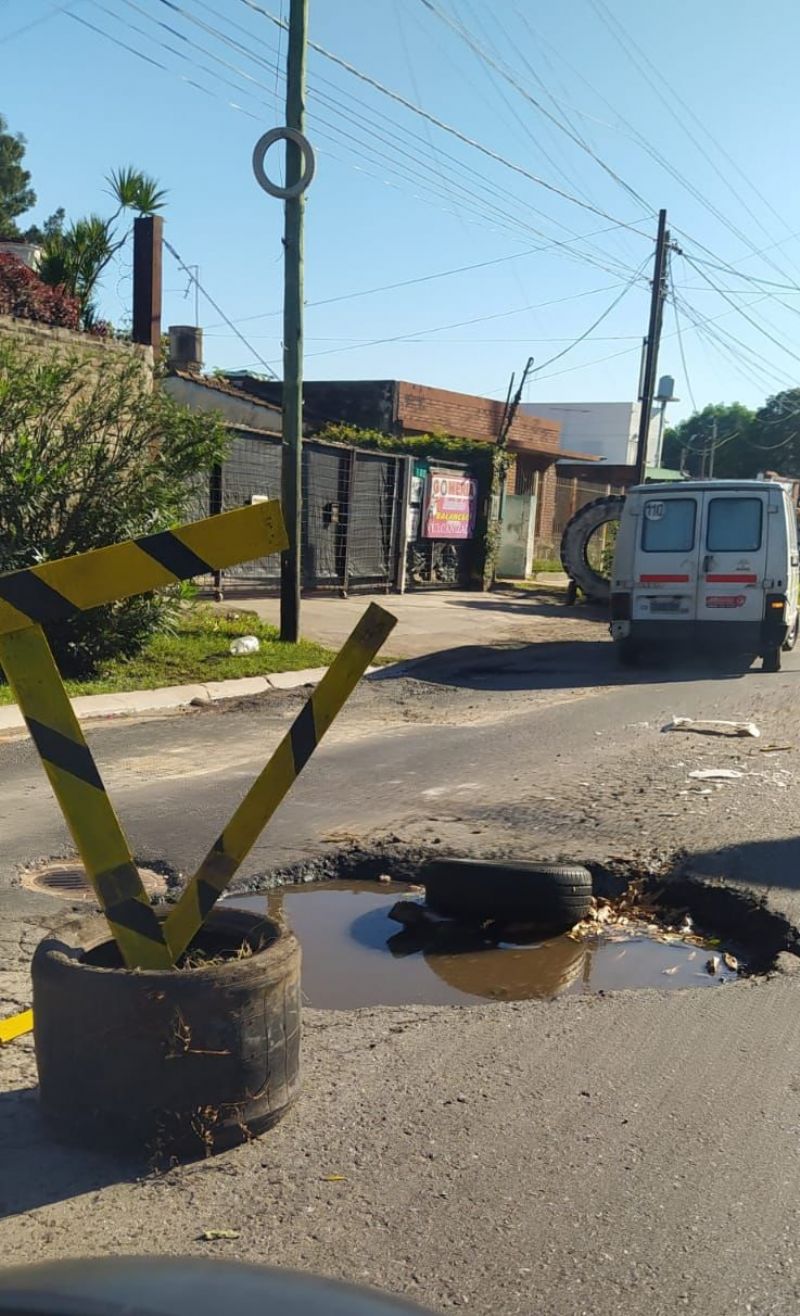 Los enormes baches ocasionan accidentes diarios en Hurlingham