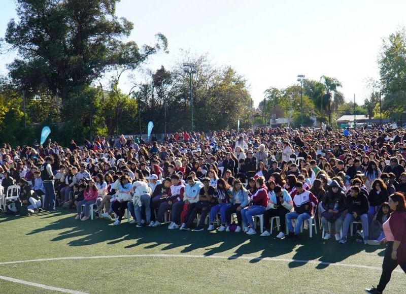 Estudiantes de 60 escuelas secundarias públicas recibieron un total de 3743 dispositivos.