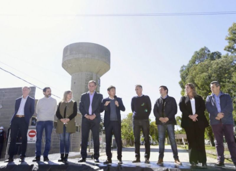 El gobernador de la provincia de Buenos Aires, Axel Kicillof, encabezó el acto de puesta en marcha de una nueva cisterna y estación de bombeo de agua en General Madariaga.