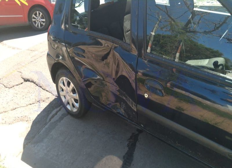 El Clio con el que colisionó la moto. (Foto: NOVA)