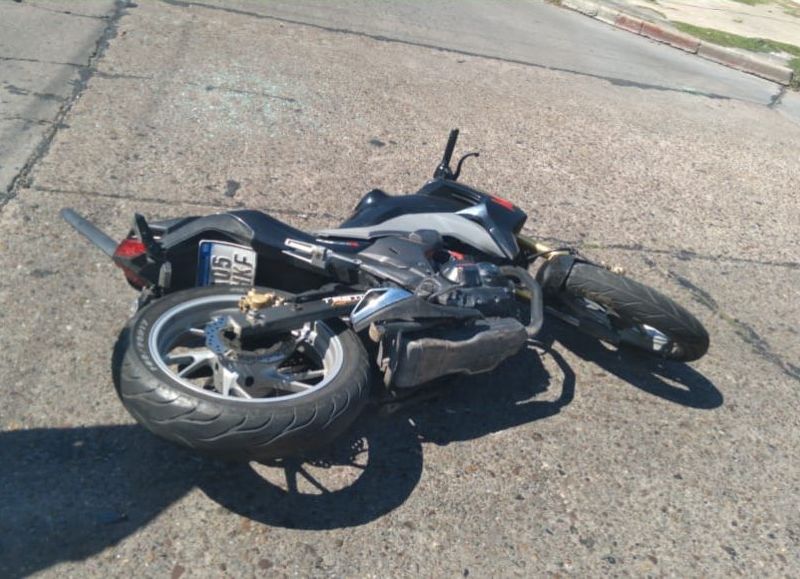 La moto tendida en la avenida 19. (Foto: NOVA)