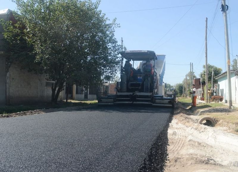 Mediante la Secretaría de Obras y Servicios realizan trabajos de pavimentación asfaltica entre las calles Magallanes y Fernandez Moreno del barrio Sol y Verde.
