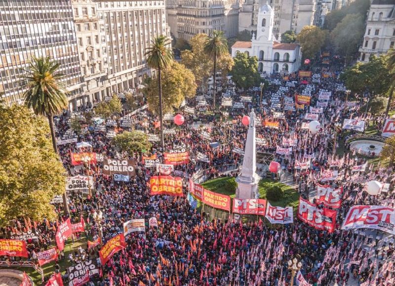 Movimientos sociales, organizaciones políticas y sindicales realizarán este lunes varios actos y actividades para conmemorar el Día Internacional del Trabajador, y también para efectuar encendidos reclamos contra el Gobierno nacional.