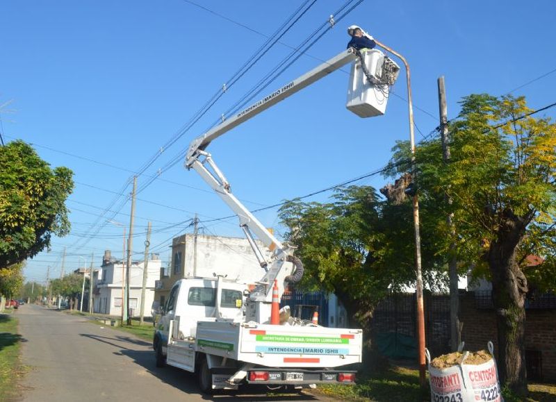 Mediante la Dirección de Electromecánica e Iluminación llevaron a cabo la instalación de nuevas luminarias LED en las calles del Distrito, en este caso, en la calle Bulnes.