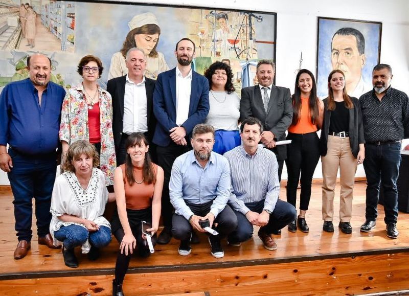 Damián Selci junto a los concejales que aprobaron el “impuestazo”: Miguel Quintero, Elena Cerbino, Nicolás Vilela, Carolina Castro, Adrián Eslaiman, Ailén Mareco, Humberto Bertinat, Viviana Lodos, Carlos Cueliche, Silvana Pereyra y Ariel Simoni.